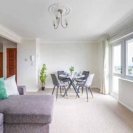 Panoramic Sea View Apartment Sleeps 4-Free Parking 본머스 외부 사진