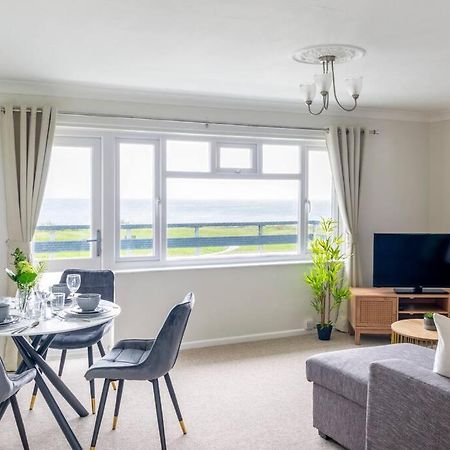 Panoramic Sea View Apartment Sleeps 4-Free Parking 본머스 외부 사진