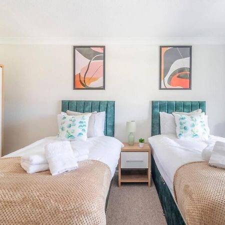 Panoramic Sea View Apartment Sleeps 4-Free Parking 본머스 외부 사진