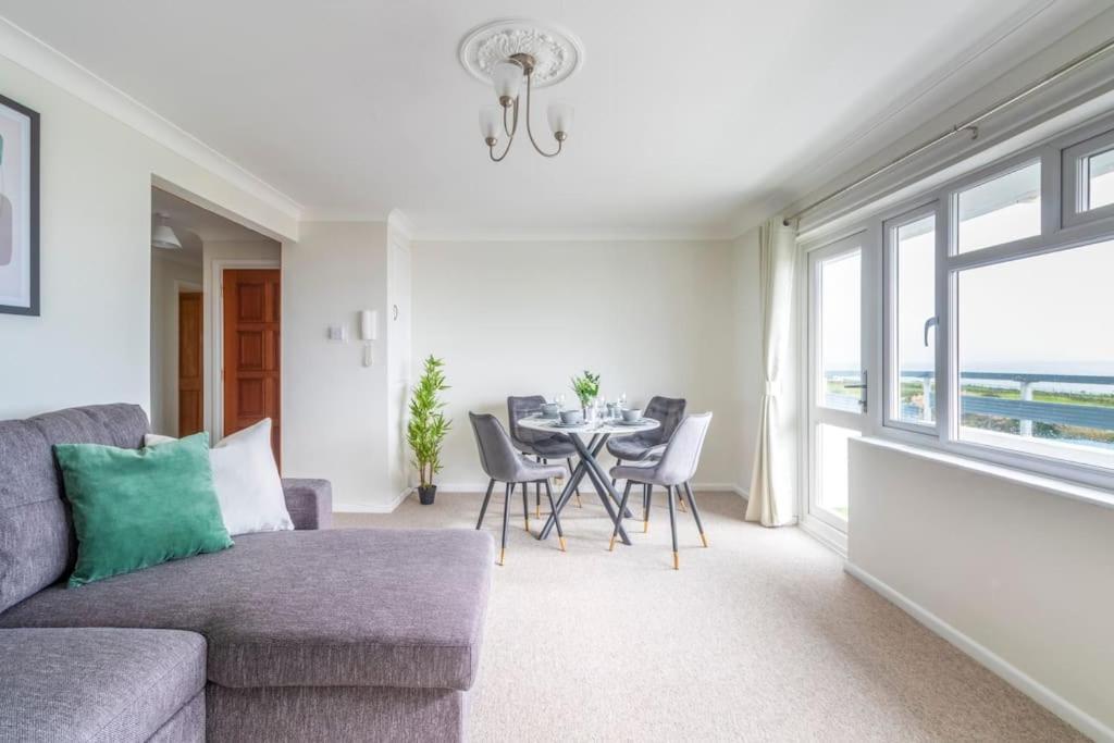 Panoramic Sea View Apartment Sleeps 4-Free Parking 본머스 외부 사진