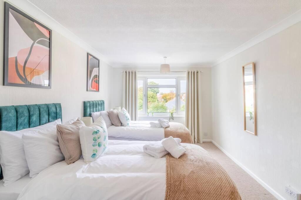 Panoramic Sea View Apartment Sleeps 4-Free Parking 본머스 외부 사진