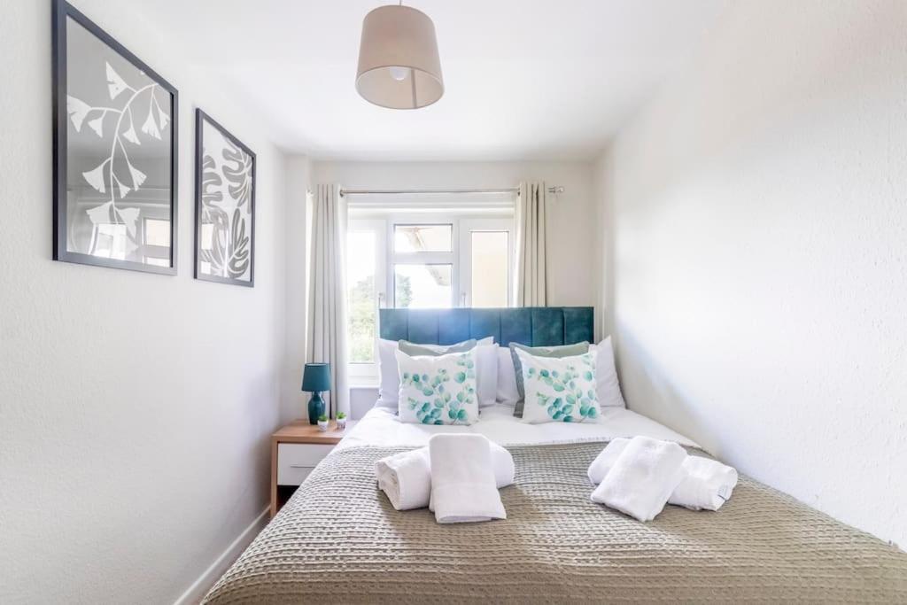 Panoramic Sea View Apartment Sleeps 4-Free Parking 본머스 외부 사진