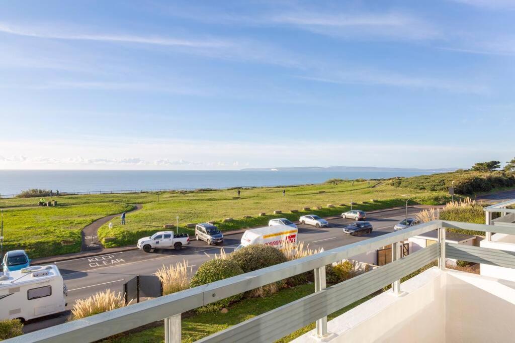 Panoramic Sea View Apartment Sleeps 4-Free Parking 본머스 외부 사진