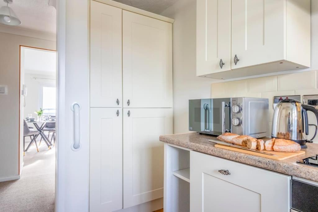 Panoramic Sea View Apartment Sleeps 4-Free Parking 본머스 외부 사진