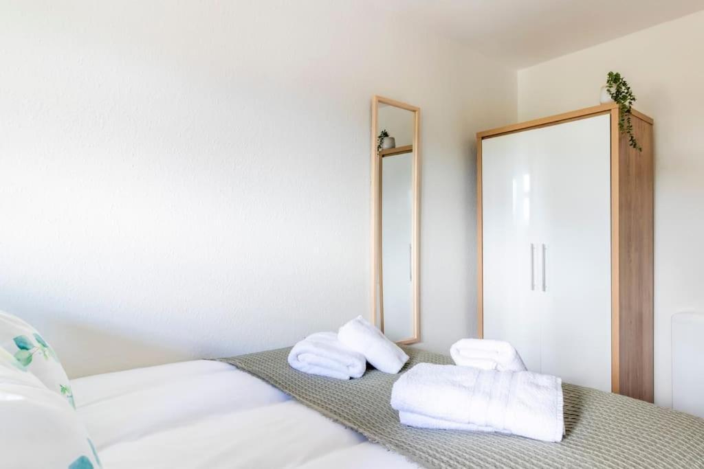 Panoramic Sea View Apartment Sleeps 4-Free Parking 본머스 외부 사진
