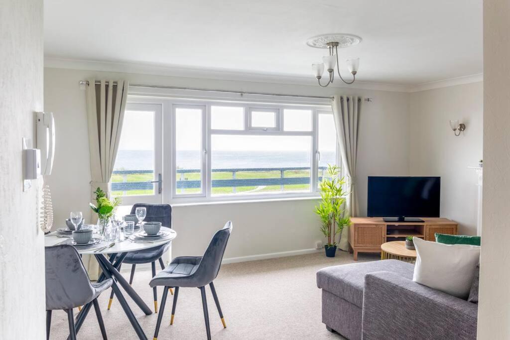 Panoramic Sea View Apartment Sleeps 4-Free Parking 본머스 외부 사진