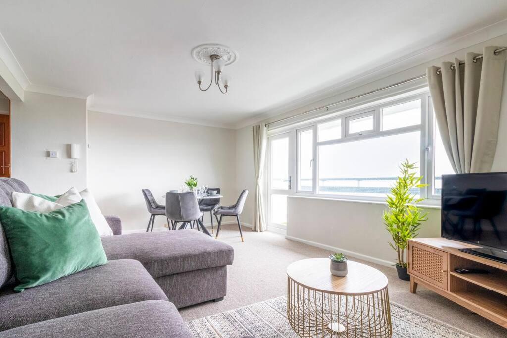 Panoramic Sea View Apartment Sleeps 4-Free Parking 본머스 외부 사진