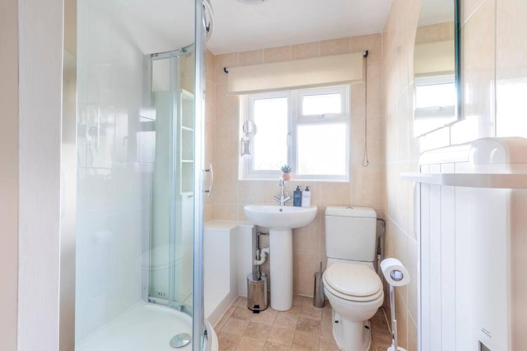 Panoramic Sea View Apartment Sleeps 4-Free Parking 본머스 외부 사진
